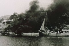 Njemacki-jurisni-camac-tone-u-plamenu-nakon-saveznickog-bombardiranja-brodogradilista-u-Kraljevici-19.09.1944.g